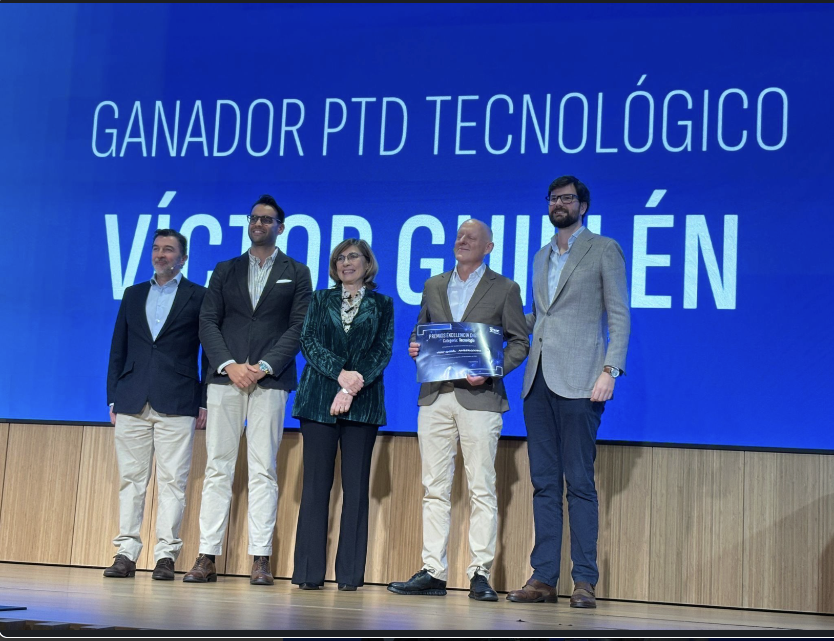 Víctor Guillén recibe el Premio a la Excelencia en Tecnología PTD de Mercamadrid y ESIC